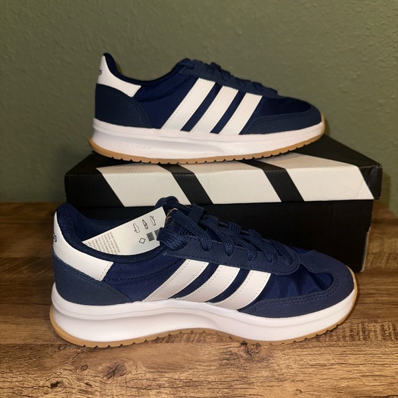 Adidas Run 70s 2.0 kids shoes size 3.5 - Picture 2 of 6